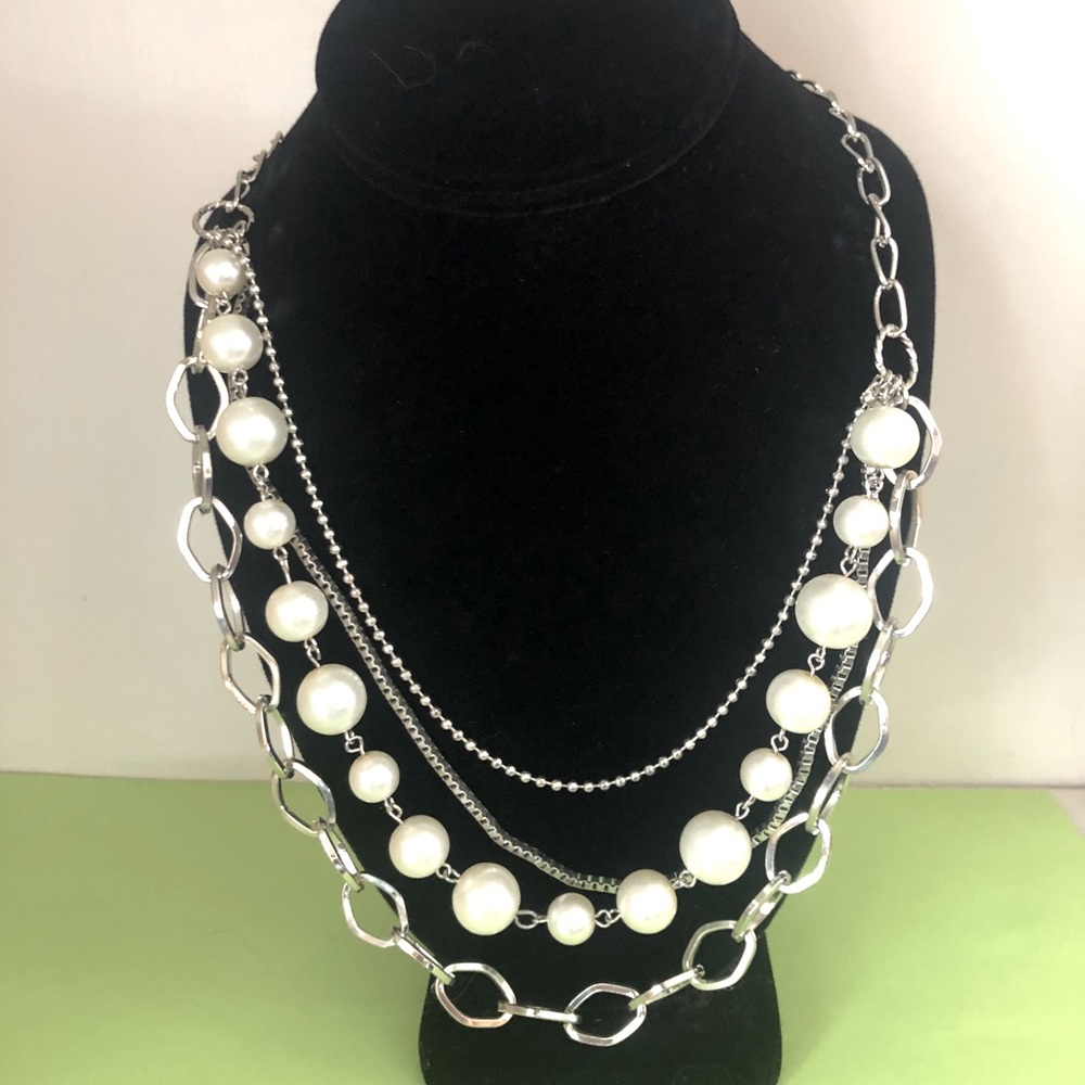 Lovely multi-chain silver & pearl nexklace